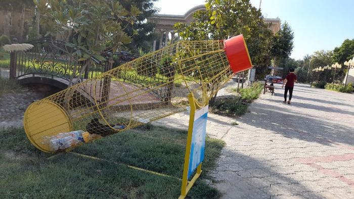 Қуттиҳои ғайриоддӣ барои партовҳои пластикӣ дар шаҳри Хуҷанд