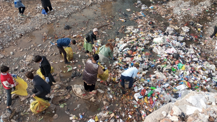 Проведение акции «Чистота берега» в овраге Тебалая в городе Куляб