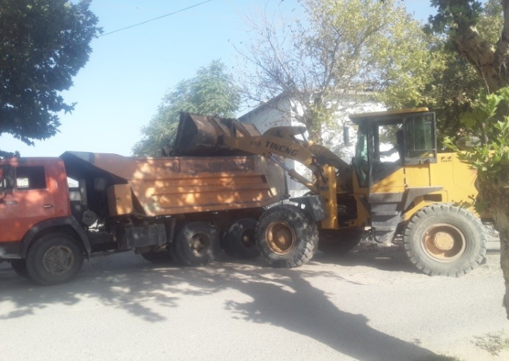 Use of loading and unloading equipment in environmental actions in Shakhrituss district of Khatlon region