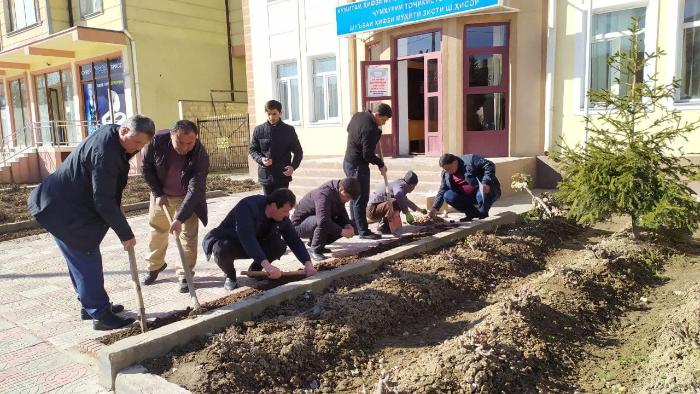 Посадки цветов в городе Гисар