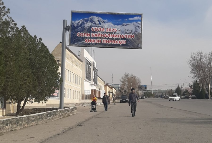 Installation of an information banner in the city of Kanibadam